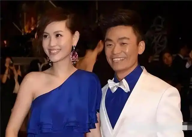 回顾36岁马蓉近况,染金发似精神小妹,离婚7年和王宝强轮番带娃