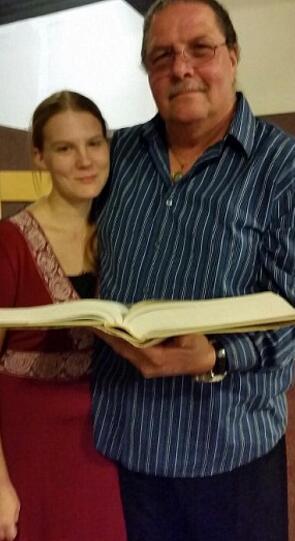 男子是当地的一位牧师,牧师是不能婚娶的,但是他们可以在一起生活