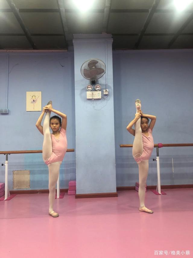 在少儿舞蹈学习中,我们经常需要练习搬腿,以训练我们舞蹈基本功的软开