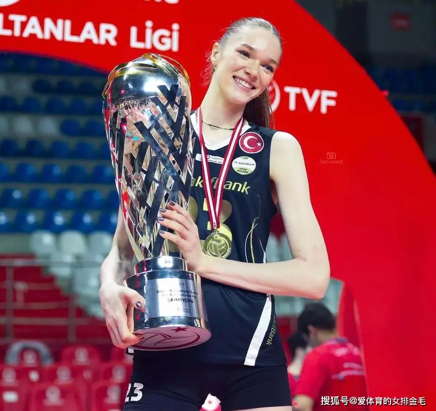 俄罗斯女排16人大名单如下:主攻(5人):费多罗夫彩娃