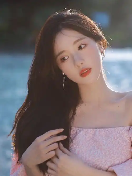 梨涡允允,小红书同名昵称,与微博日更,在抖音也叫"梨涡允允"