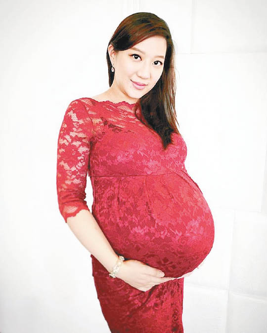 汪诗诗边打牌边摸汪圆圆的肚子,以求好运.