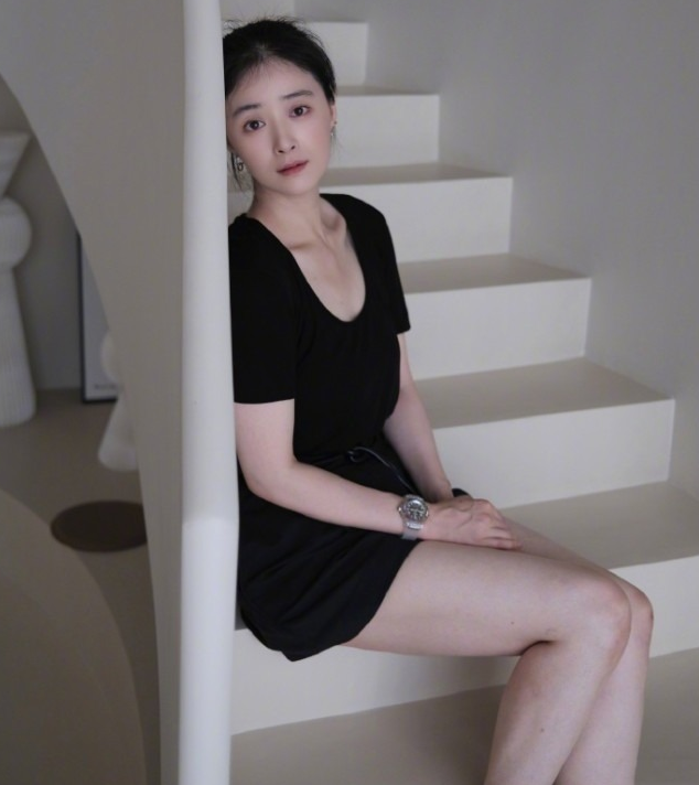 蒋欣发了一张照片,照片中的她眼圈低沉,和化妆后完全不一样