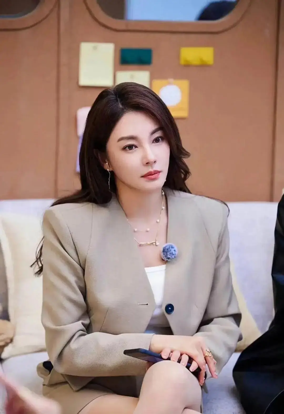 原创张雨绮西装短裤与灰色丝袜从妩媚到干练驾驭百变风格演绎万种风情