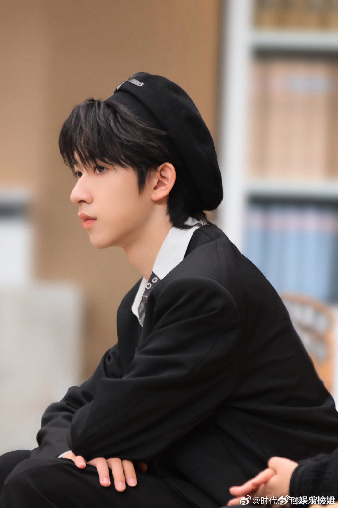 贺峻霖#令人心动的offer#剧照发布,黑色贝雷帽造型特别帅气90!