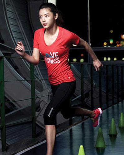 全智贤就曾经被拍到在健身房做运动的照片,只见她亲身演绎了《星你》