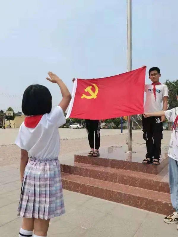 礼赞百年 红心向党——团区委"我和党旗同框"献礼100周年③