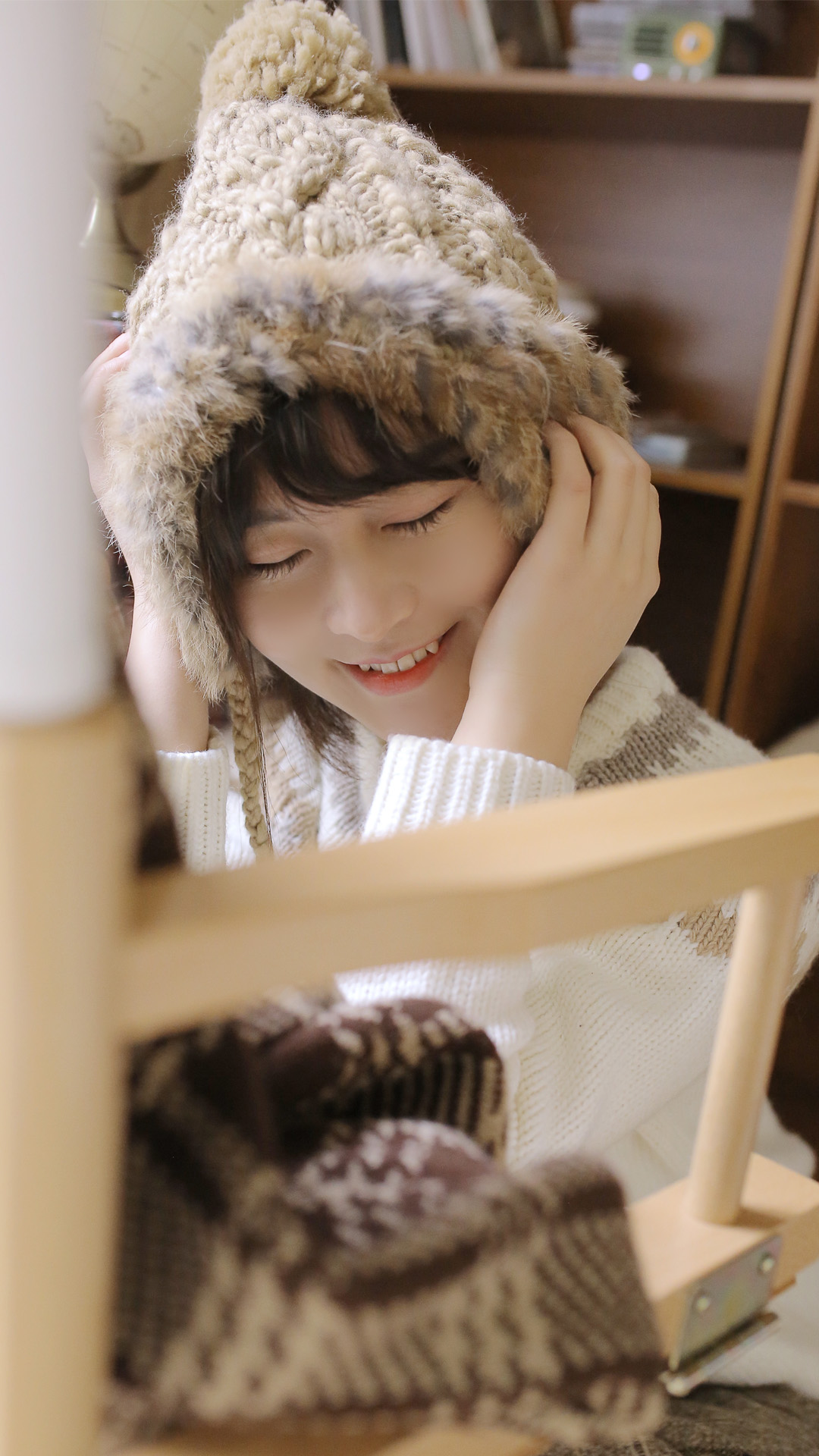 毛绒帽子女孩甜美写真高清手机壁纸