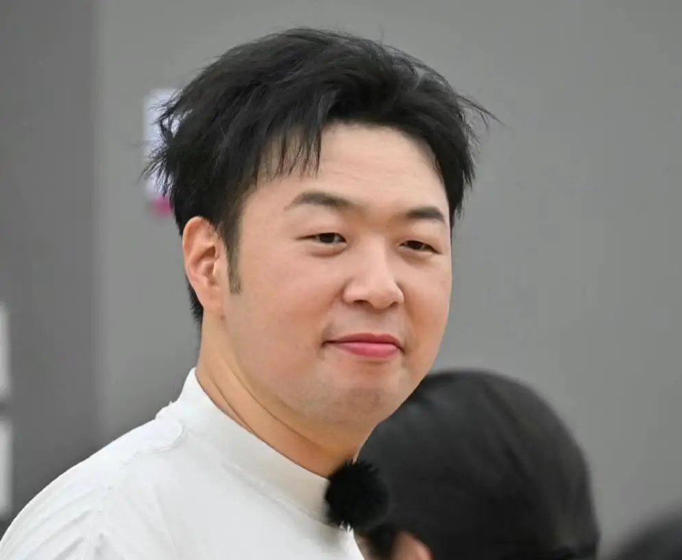 原创杜海涛彻底复胖了录节目被拍到吃烧烤近照曝光眼睛又小了一圈