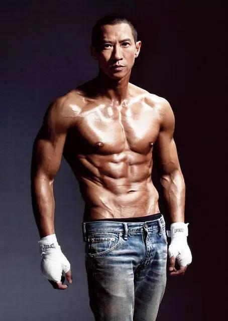 据传张家辉的肌肉是经过了地狱式的训练才养成的.