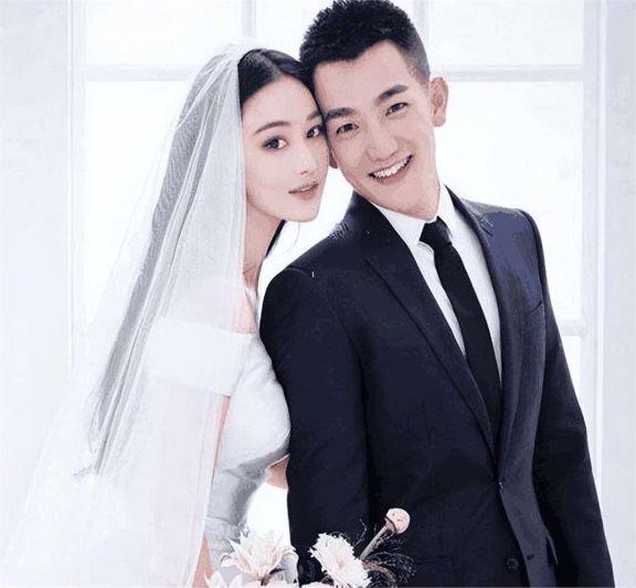 张馨予与老公甜蜜出游,何捷掌镜给爱妻拍美照,夫妻低调的秀恩爱