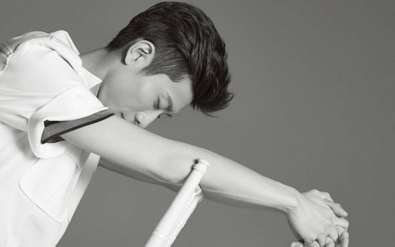 张一山时尚杂志黑白大片桌面壁纸高清大图预览1280x800_大陆明星下载