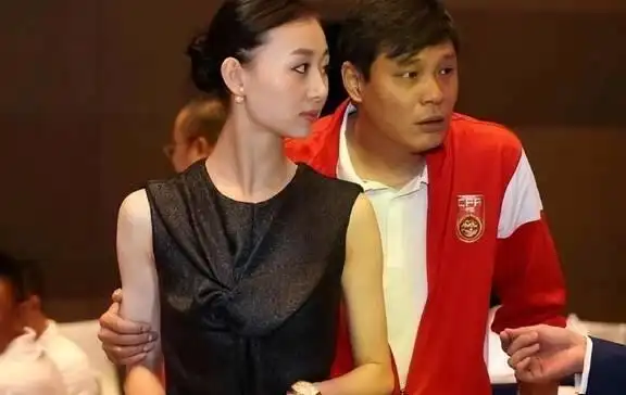 然而,作为一名空姐,李倩虽然能看到范志毅,却无法主动与乘客交谈,只能