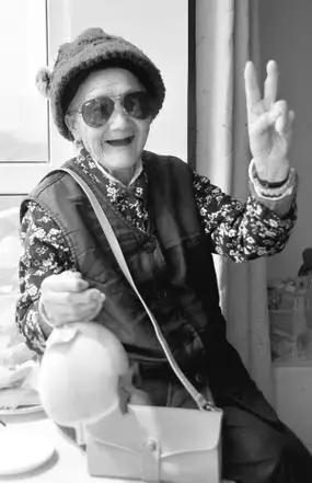 将靓照传到网上和大家一起分享,但百岁老人拍照卖萌你见过吗?