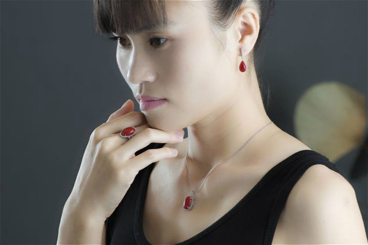 女人戴红珊瑚项链图片,红珊瑚项链欣赏