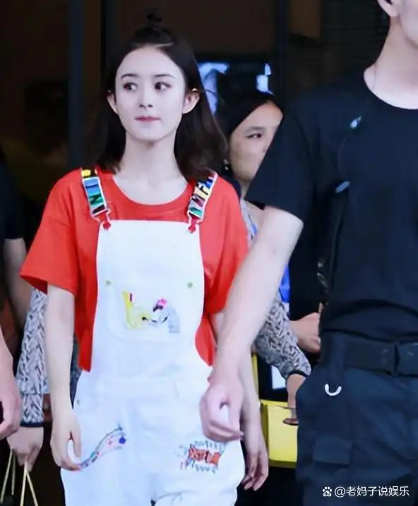 赵丽颖日常遛娃被曝光儿子身高暴增与妈妈牵手互动超有感觉