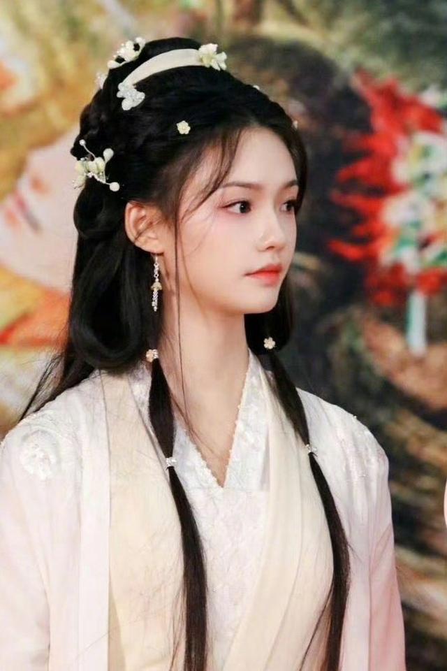 《水龙吟》由当红演员罗云熙扮演男主唐俪辞,以男主的成长为主视角