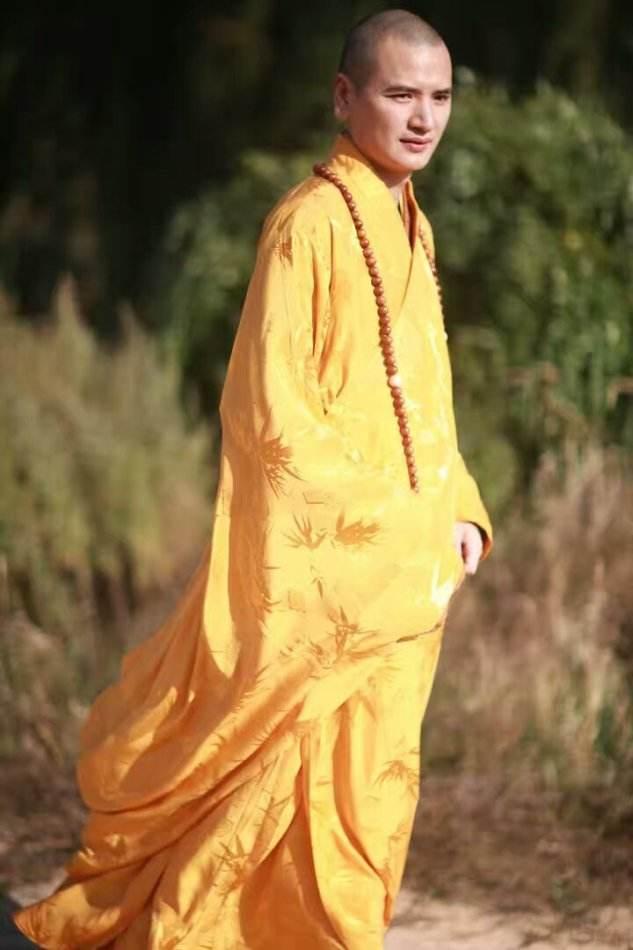 浙江小伙辞去公务员当和尚,因太帅被富婆送400万,如今怎样了?