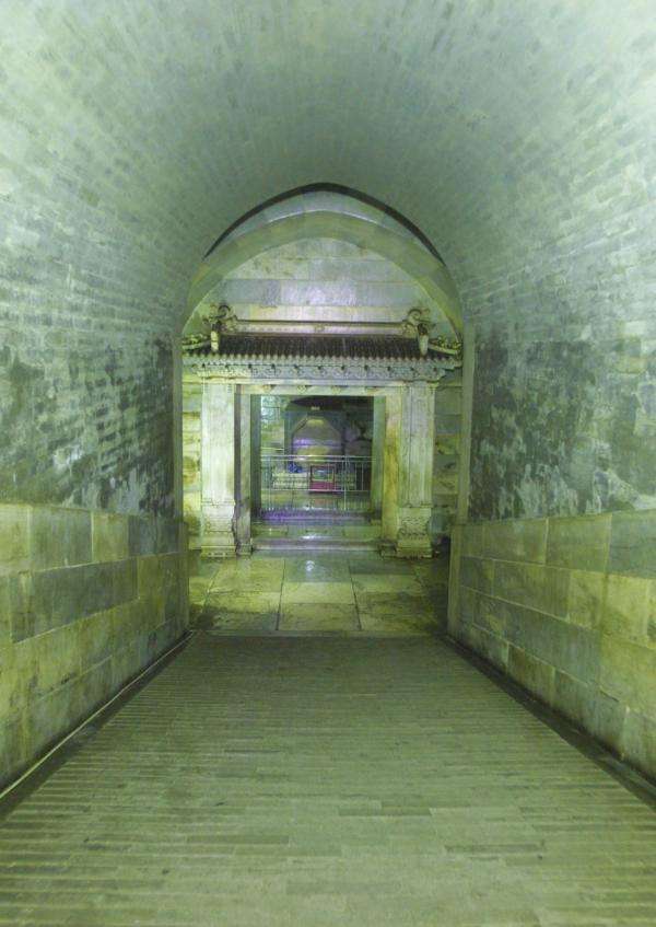 慈禧墓惨遭盗窃,孙殿英的士兵打开棺椁吓一跳,如果是你会吓晕