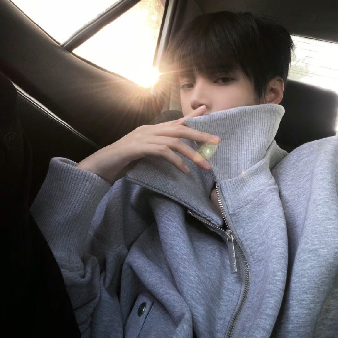 活的认真,笑的放肆一些网图男头自拍超话男生头像超话#男生头像##男头