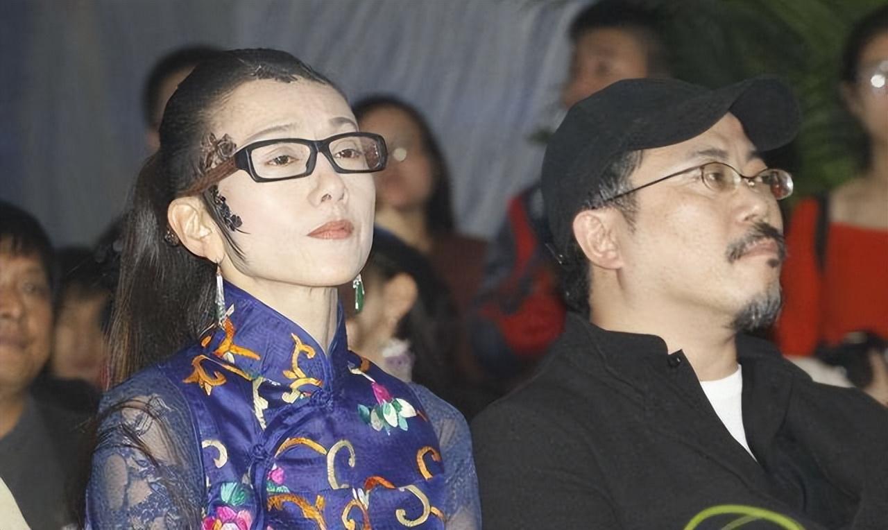 回顾杨丽萍与富商刘淳晴结婚7年无儿无女离婚后她怎样了