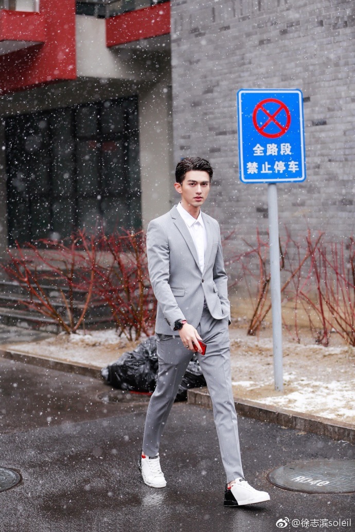 《非常完美》南方少年徐志滨第一次看雪,九宫格时尚大片呐!