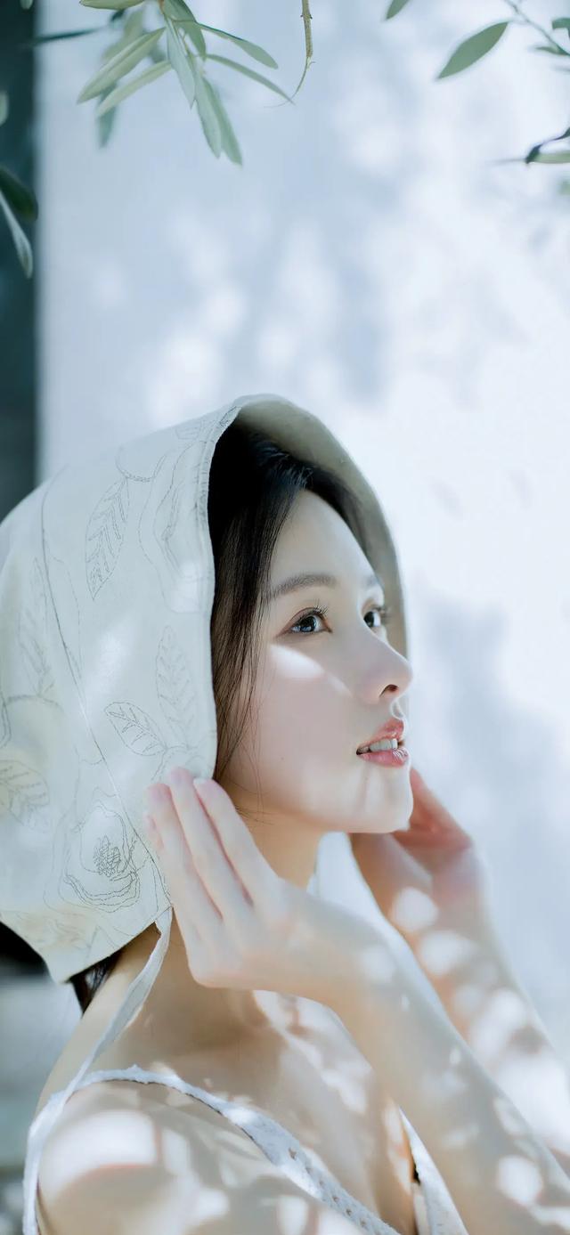 陈都灵,一位清纯甜美的女演员,凭借其精致的五官和优雅的气质,成为了