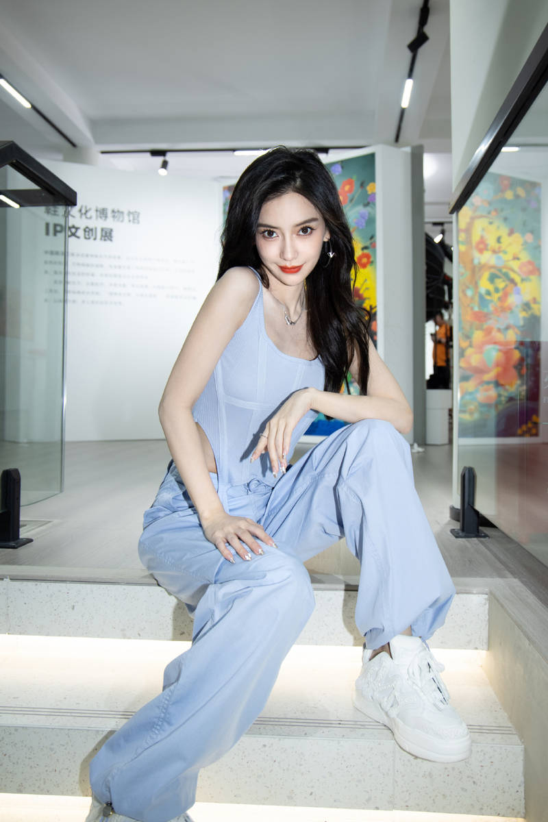 组图:angelababy穿蓝色运动装秀蚂蚁腰 黑发红唇酷飒甜美