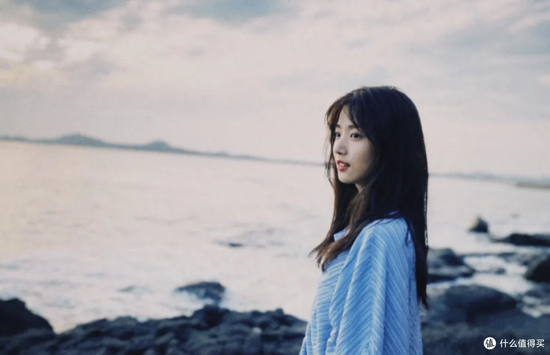蓝色旗袍的她,回眸一笑百媚生,网友:像极了全智贤