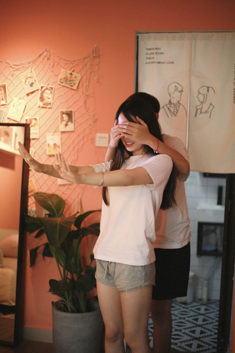 超甜室内居家风情侣写真拍照姿势分享