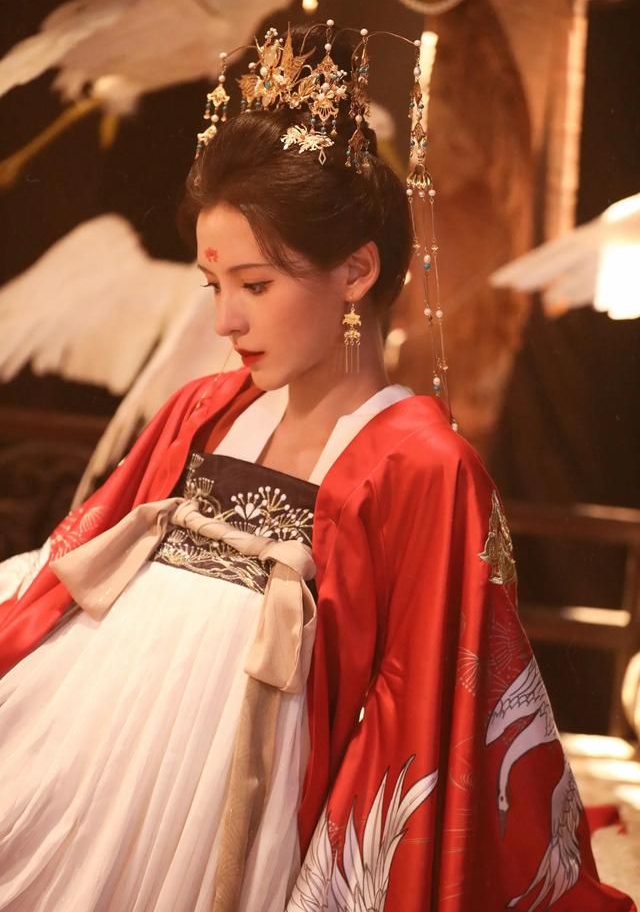 张予曦--古装之美,魅力动人!__财经头条