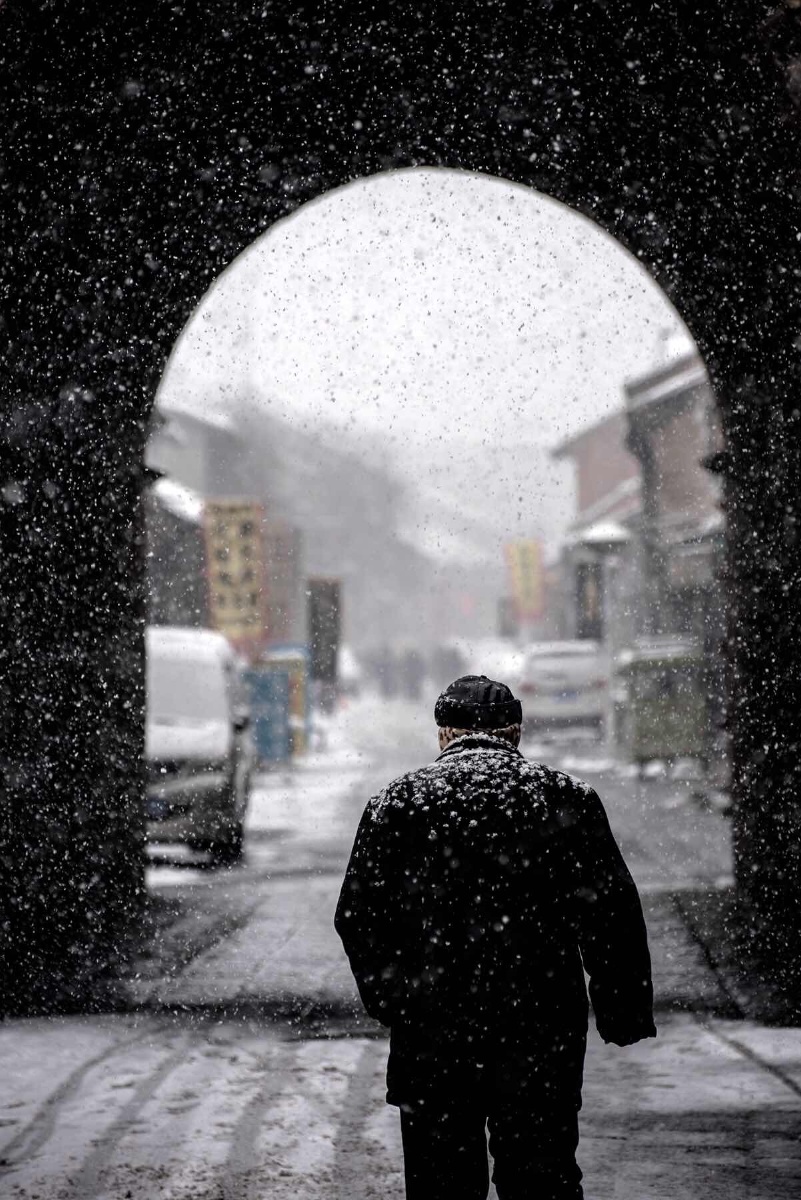 望着老人微驼的背影,仿佛在这条老街走过了千年. br />