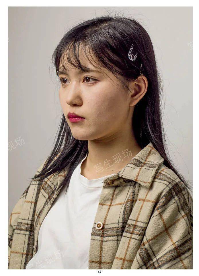 写生现场肖像照片在形体饱满程度和黑白灰层级关系上做了加强光影关系