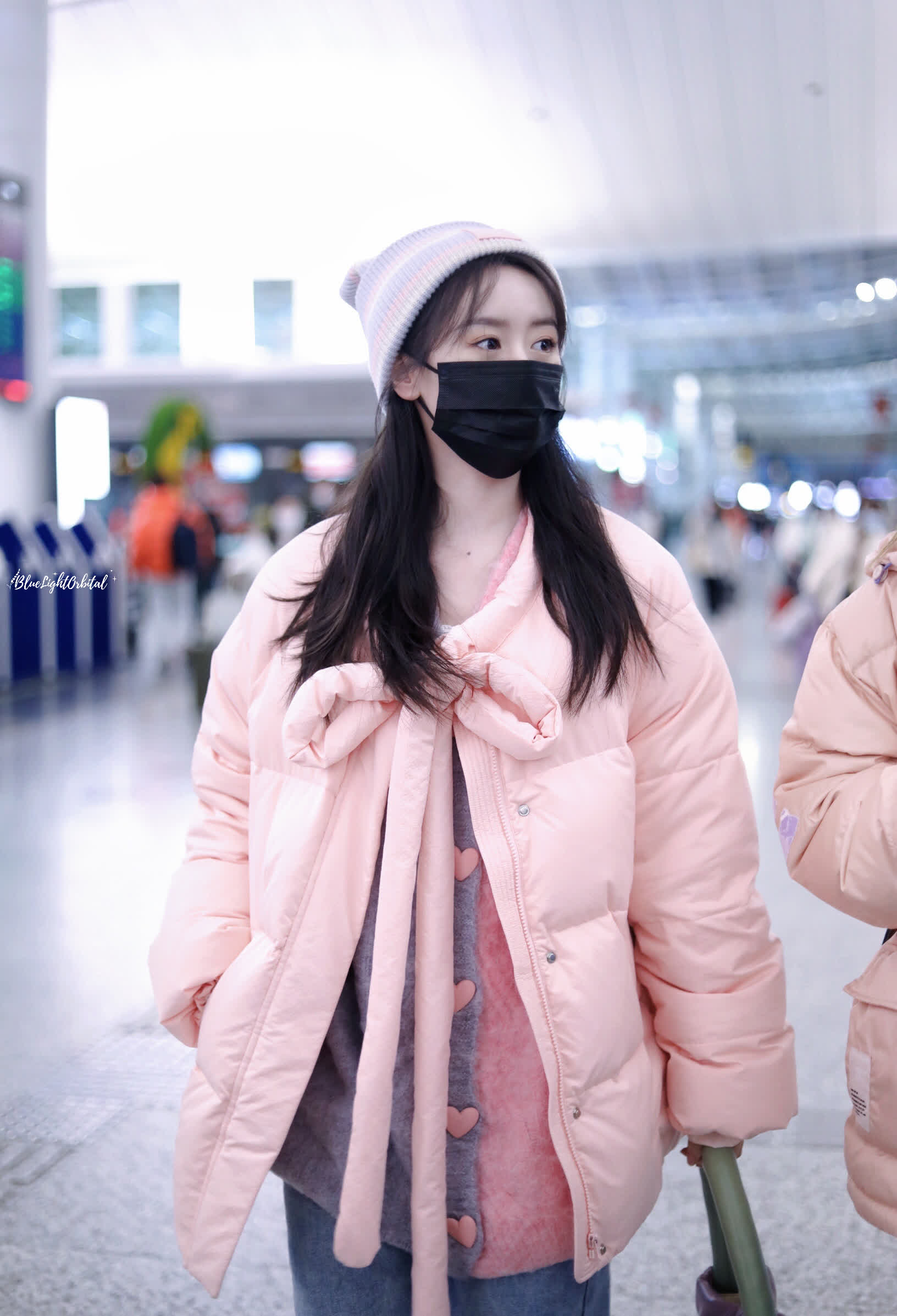 袁冰妍近日分享了她的机场私服穿搭.