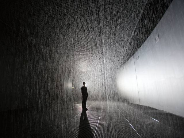 防护措施的情况下在没有擎伞心怀忐忑并不是砖叔但那个酷酷的背影是的