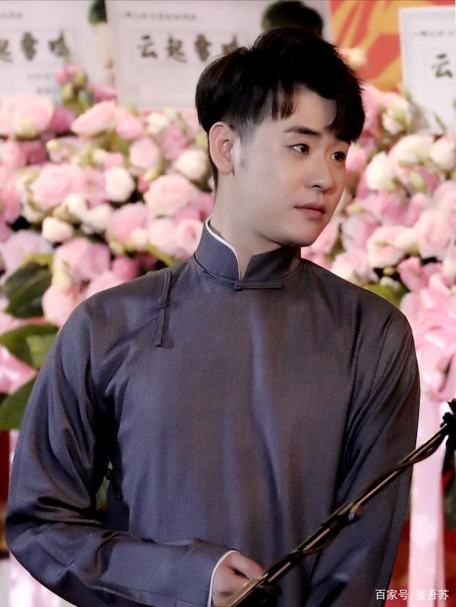 张云雷铅笔灰大褂