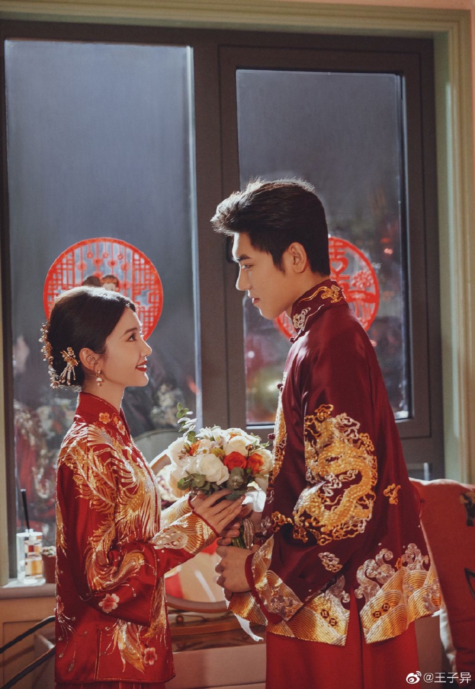 组图:毛晓彤王子异《心想事成》剧照曝光 穿中式婚服喜庆甜蜜