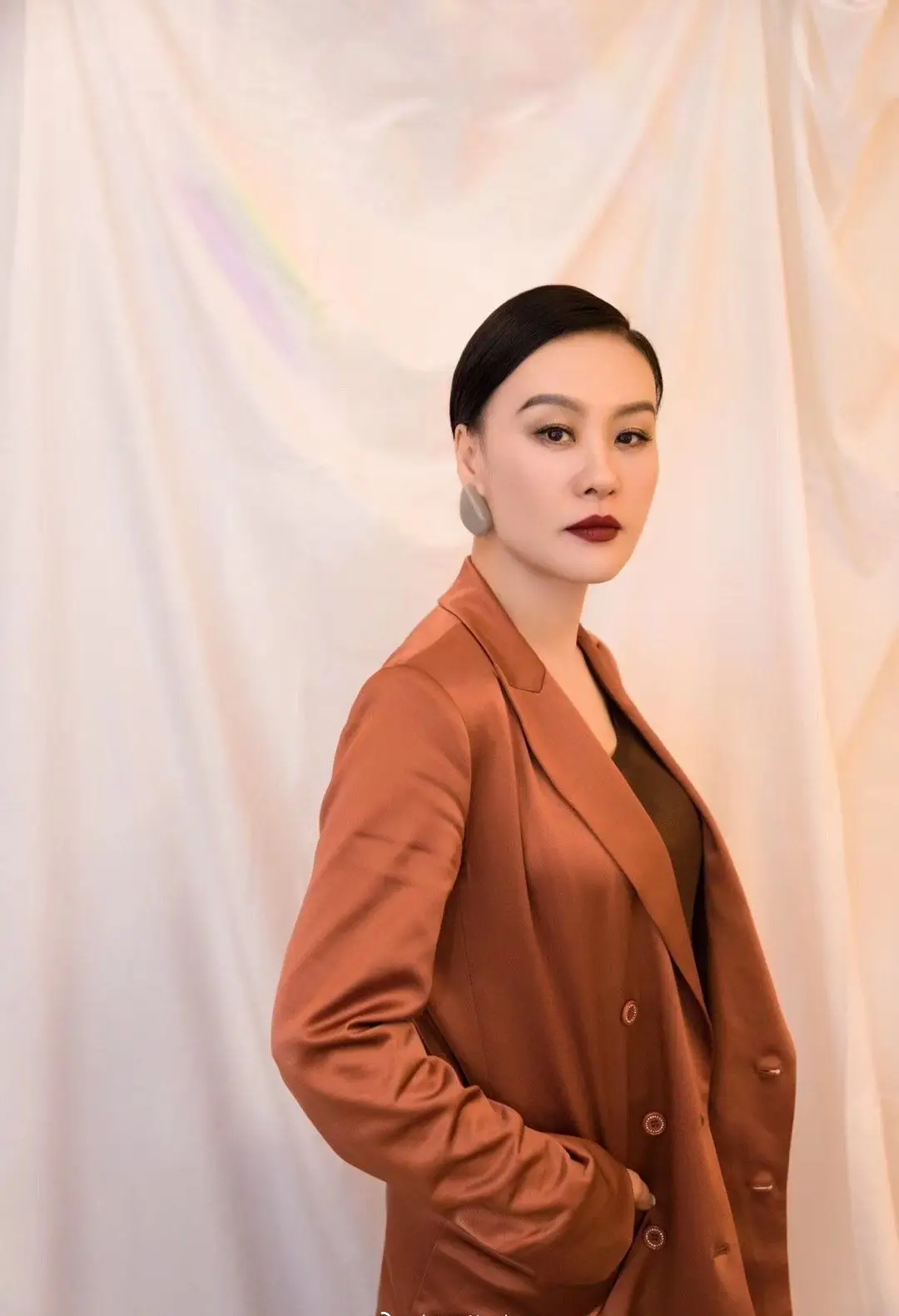 57岁邬君梅带火了"新年穿搭",红大衣 白t恤 小黑裤,高级显贵