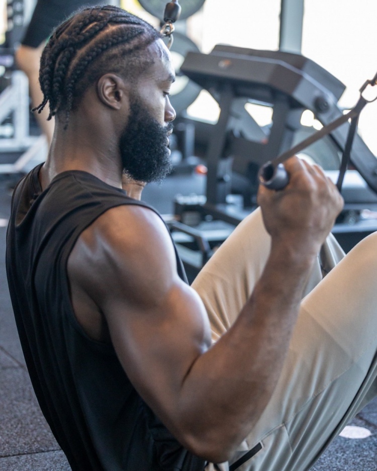 绿军官推晒杰伦布朗撸铁照片肌肉在膨胀