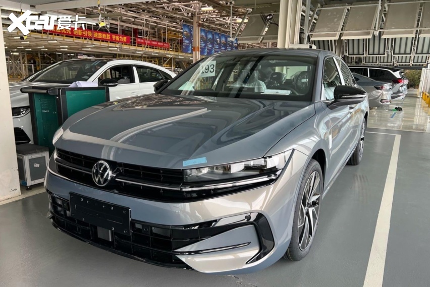 新款迈腾b9街头实拍,尺寸加大轴距不变,三联屏配大疆智驾-爱卡汽车爱