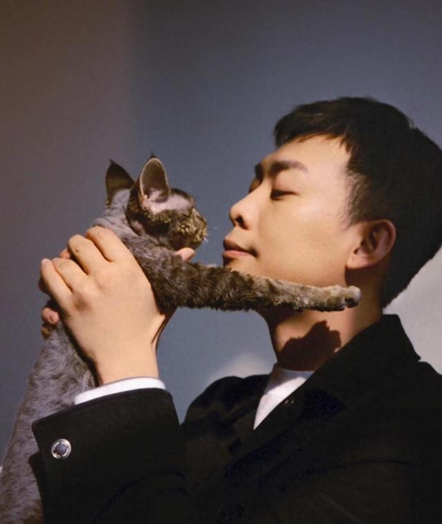 张译再次成为了焦点,这次是因为他在剧中扮演了警察角色安欣.