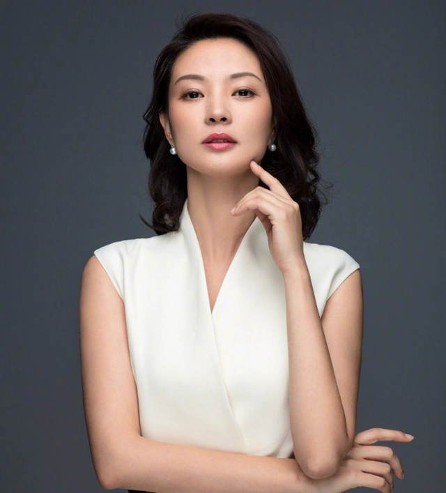 出身名门,被誉为央视"台花",45岁刘芳菲越活越漂亮优雅