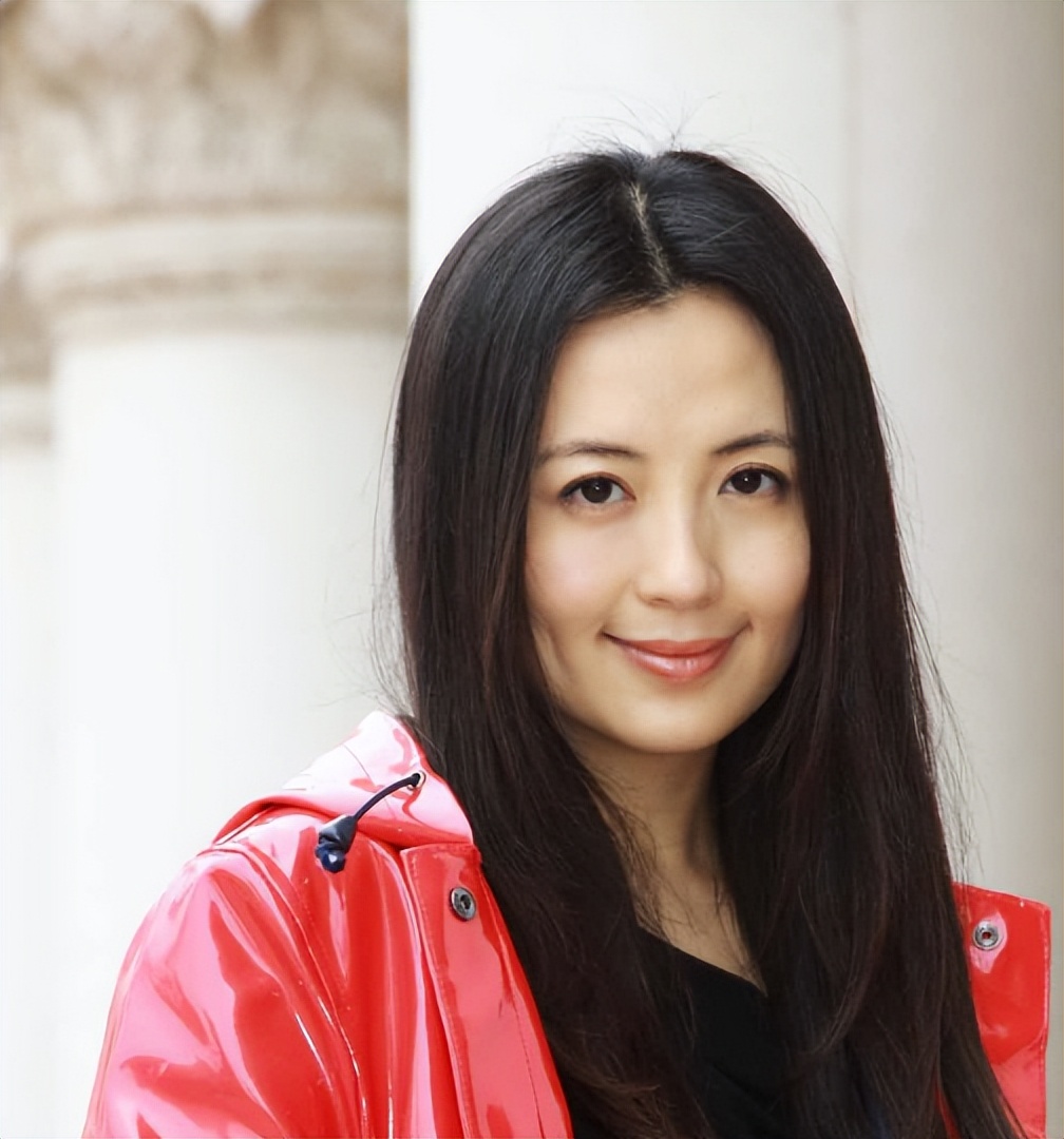 杨童舒:我不是于和伟老婆,老公是普通商人,和丈夫相爱至今-蘑菇号