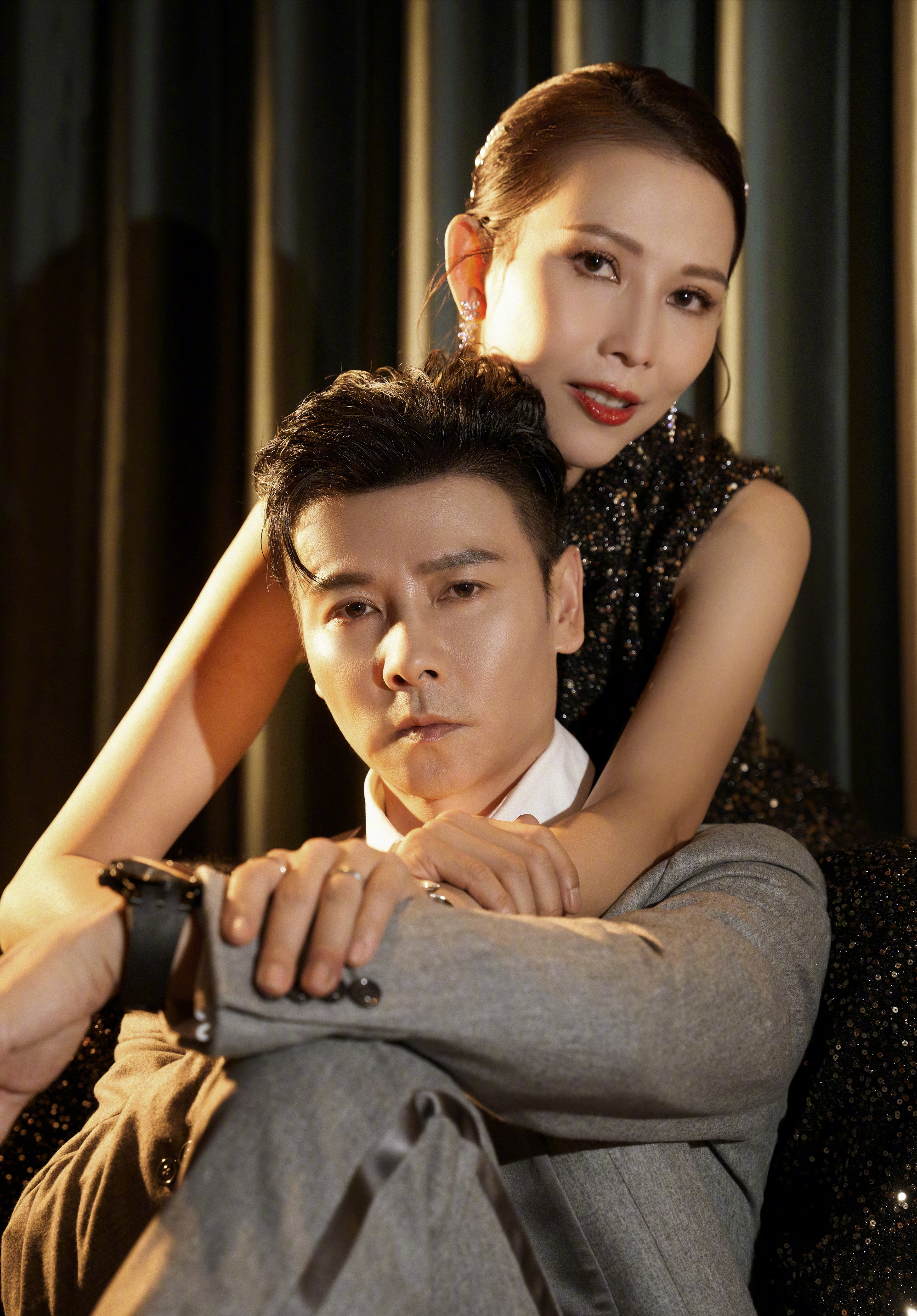 蔡少芬晒和老公张晋合影,夫妻同框撒狗粮,真人神仙眷侣最好磕了