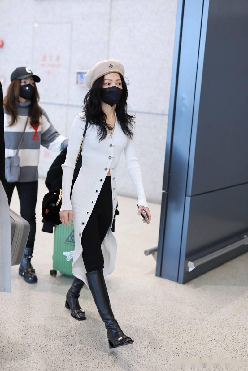 街拍:张韶涵一袭白色针织开衫衣搭长靴走路带风潇洒随性_机场_上海
