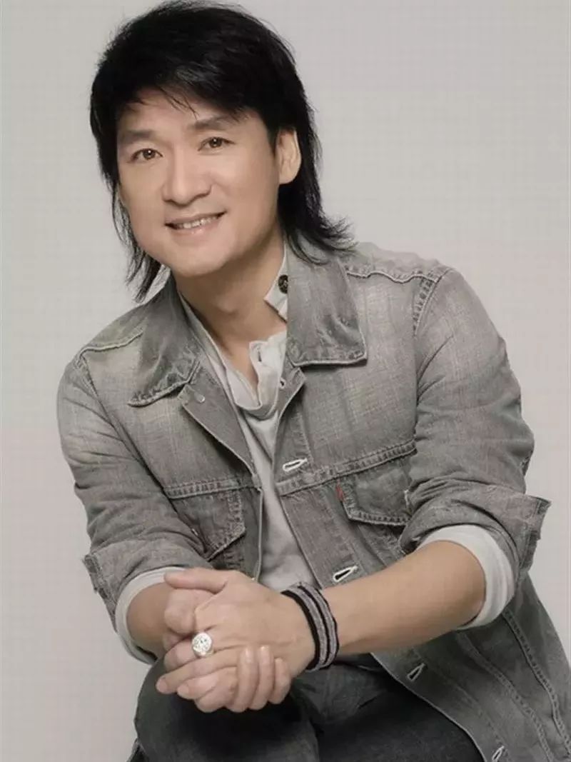 22日出生于中国香港西营盘,祖籍广东省汕头市潮南区,华语流行乐男歌手