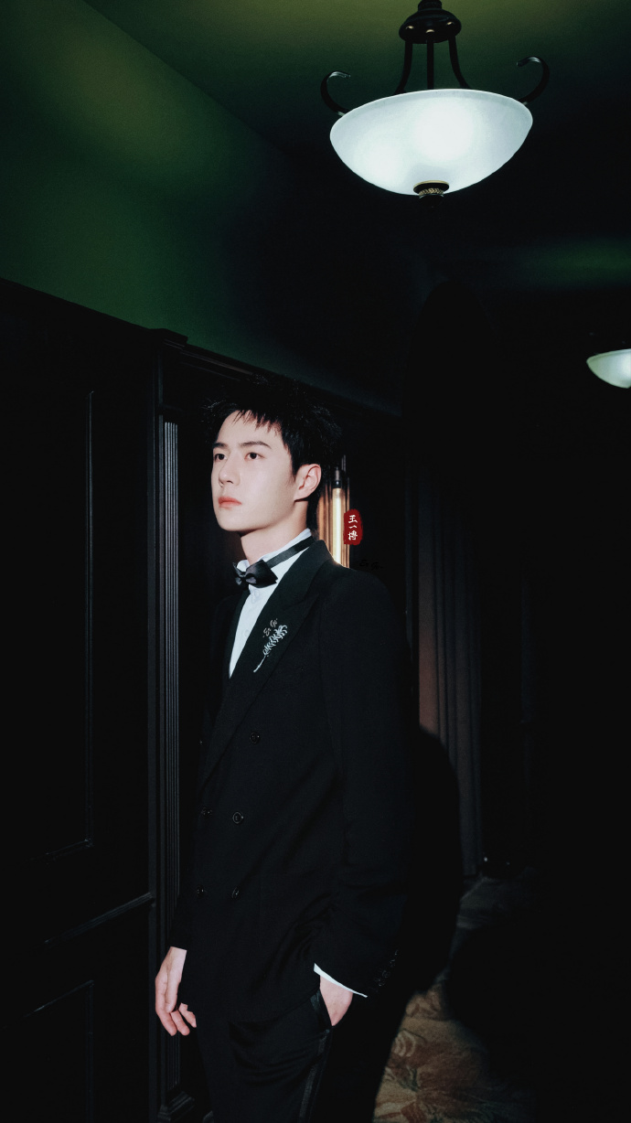 王一博现身小米园区#wyb#王一博的k70#黑色西装搭配领结,羽毛胸针