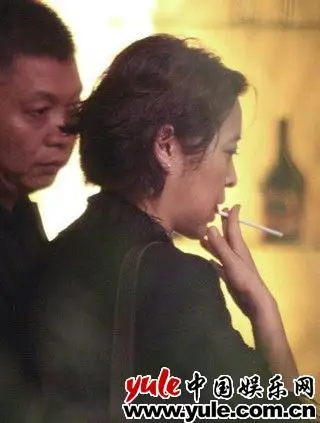女星豪放抽烟瞬间 倪萍烟不离手 石头妈李燃在孩子面前猛唑