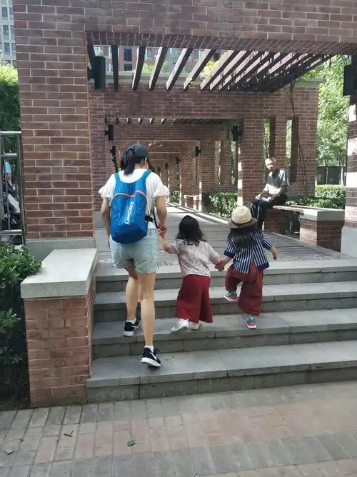 琪妈牵着两个宝宝的手,背影好温暖呀
