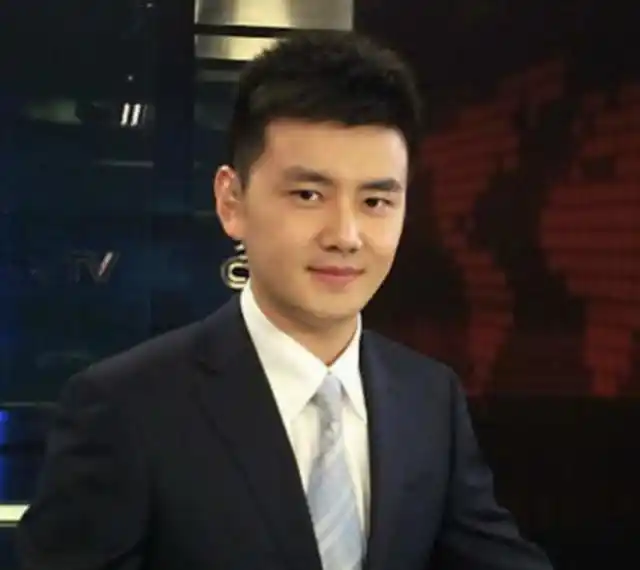 严於信:33岁主持《新闻联播》,被誉"康辉接班人",终苦尽甘来